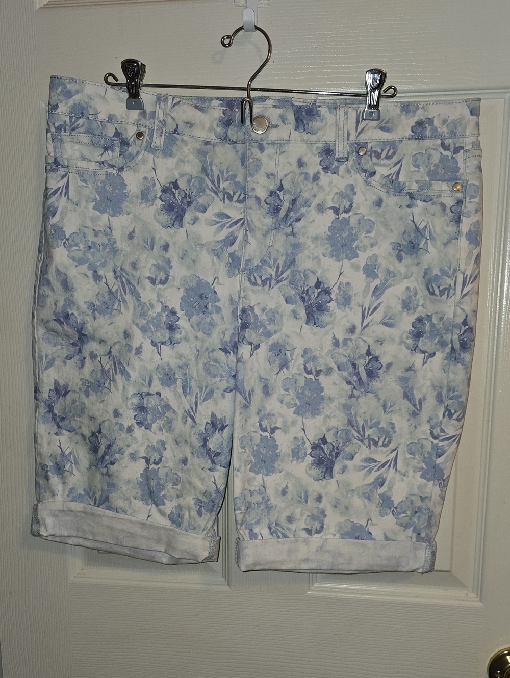 Bandolino White Bermuda Shorts with Light Blue Floral Print